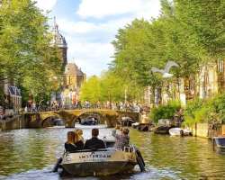 If you want to know each and every lesser-known sight of the city. I recommend you to go by small boats who can take you to the narrowest waterways wh